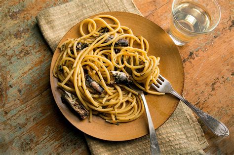 Pasta With Sardines, Bread Crumbs and Capers Recipe | Receita