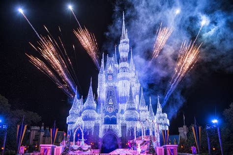 ‘A Frozen Holiday Wish’ Begins at Magic Kingdom Park Tonight | Disney ...