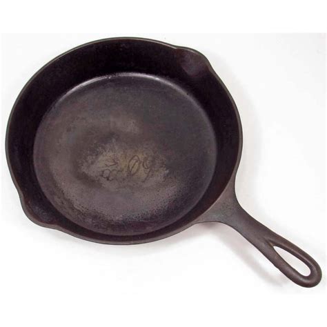 ANTIQUE GRISWOLD NO. 8 CAST IRON FRYING PAN