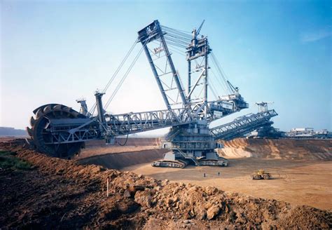 Bagger 288 compared to humans beside it : r/megalophobia