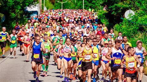 People running on a road · Free Stock Photo