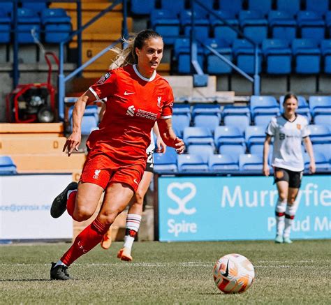 Photos: LFC Women wear new Nike home kit for first time - Liverpool FC