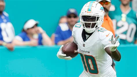 Dolphins fan swipes ball intended for Tyreek Hill’s mom after Miami ...