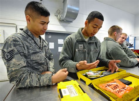 Crew chief instructor starts up newcomers > Ramstein Air Base > Display