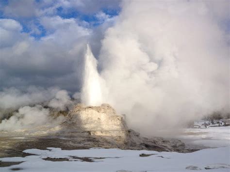 Visit Old Faithful in Winter - YELLOWSTONE TRIPS