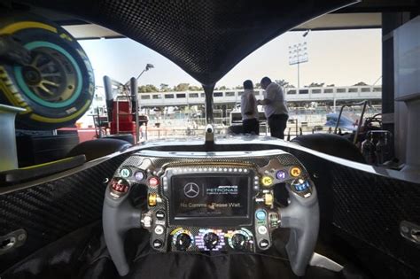 Cockpit of Mercedes AMG 2018 F1 car | Coches de carreras, Cosas de ...