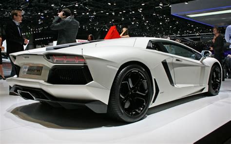 Lamborghini Aventador: Lamborghini Aventador Price