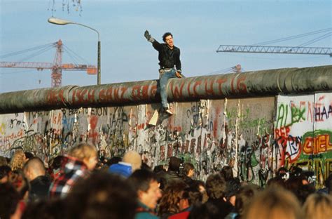 1989: Fall of the Berlin Wall | History.info