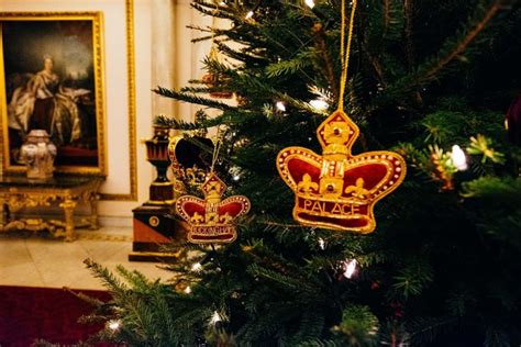 Christmas decorations preparations at Buckingham Palace | Classy and ...