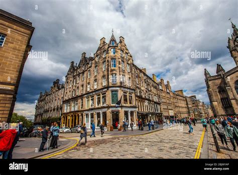 Old town edinburgh edinburgh high street hi-res stock photography and ...