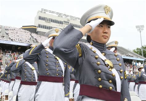 West Point graduation: Nearly 1,000 cadets become second lieutenants