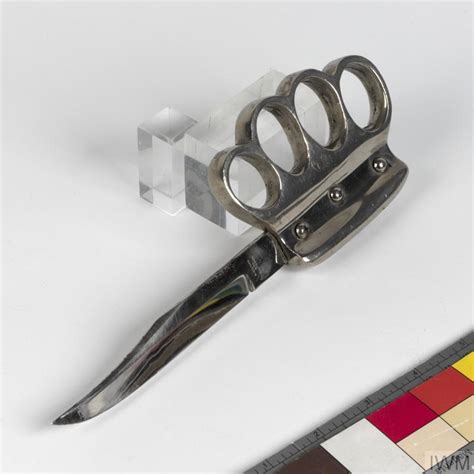 Clements knuckle-duster knife | Imperial War Museums