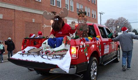 Decorating A Pickup Truck For Christmas Parade | Shelly Lighting