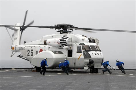 File:US Navy 111031-N-JL506-553 An MH-53E Super Stallion helicopter ...