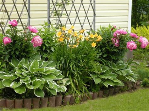 33 Beautiful Flower Beds Adding Bright Centerpieces to Yard Landscaping ...