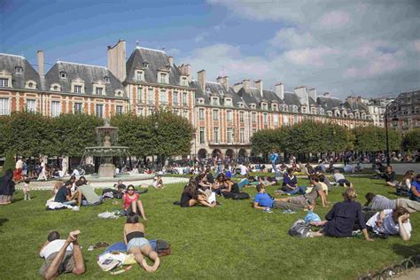 A Complete Guide to the Place des Vosges in Paris