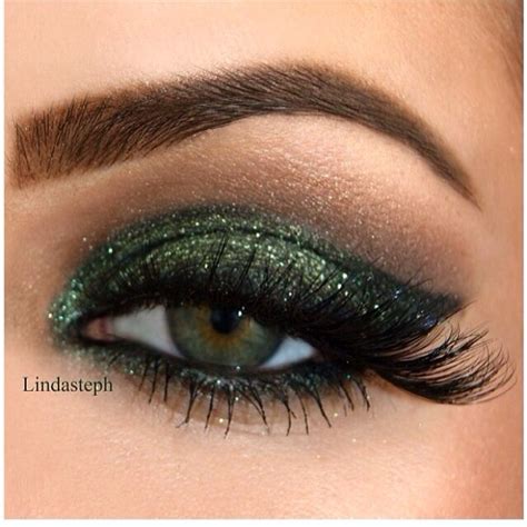 Green glitter eyeshadow | Holiday makeup, Makeup for green eyes, Eye makeup