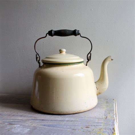 Speaking of colds, I've always wanted an old kettle like this one ! So ...