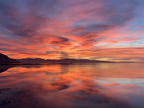 Sunset over the Great Salt Lake in Utah [OC] | Utah lakes, Sunset ...