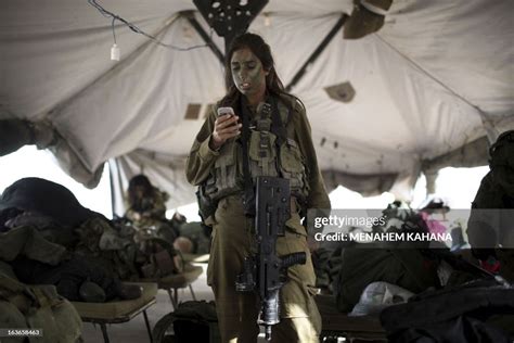 Israeli female soldiers of the 33rd Caracal Battalion with camouflage ...