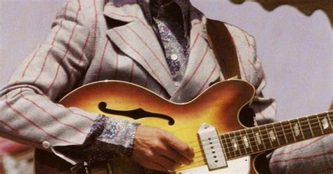 George Harrison tocando con una Epiphone Casino en Crosley Field ...