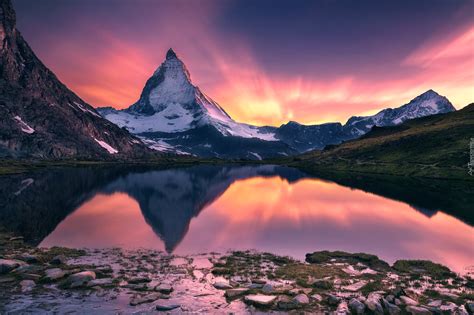 Matterhorn – szczyt w Alpach Zachodnich o zachodzie słońca