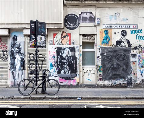 Street art in Fashion Street east London Stock Photo - Alamy