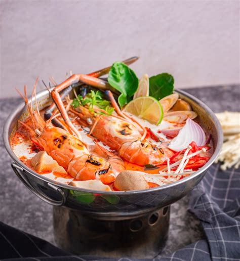 Premium Photo | Thai tom yum kung soup