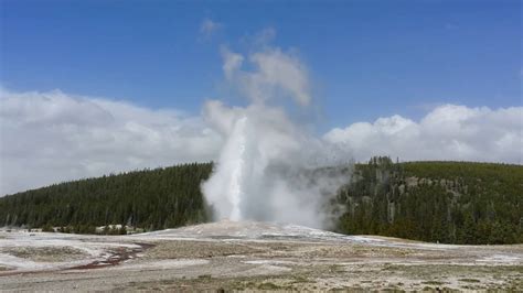 Old Faithful Geyser Erupting (Upper Geyser Basin, Yellowstone National ...