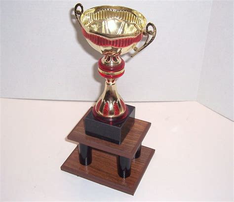 Trophy Stand Woodgrain Base Black Pillars