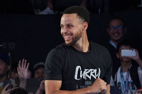 Watch: Stephen Curry tattoos autograph onto fan's leg - UPI.com