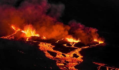 REUNION VOLCANO: Dramatic pictures show lava and steam spewing from ...