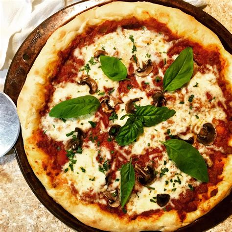 Bolognese Pizza with Fresh Basil | RecipeLion.com