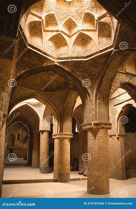 Masjed-e Jameh Mosque Ceiling With Roof Circle Window And Muqarna ...