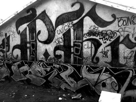 PrImera Flats gang graffiti. South Central L.A - RuggedNRaw.