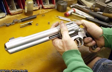 Smith & Wesson unveils a .50-caliber revolver / Gun enthusiasts ...