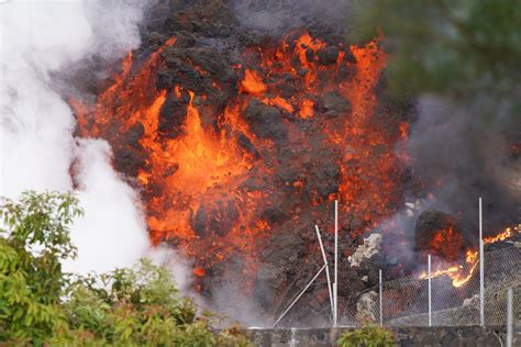 La Palma volcano: Small earthquakes trigger more evacuations in Canary ...