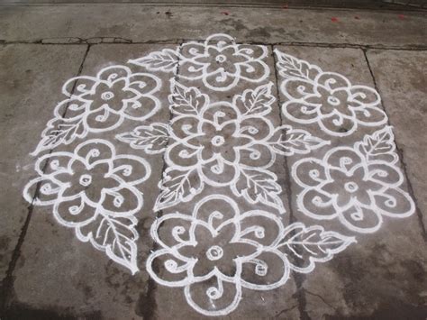 Rangoli designs/Kolam: 21-11 pulli kolam- interlaced dots kolam