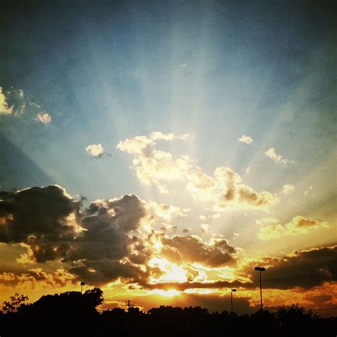 Sun rays of the sunset | Sunset, Clouds, Sun rays