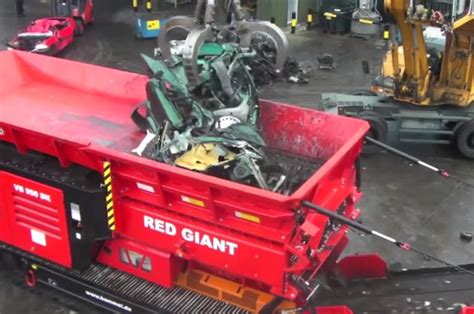 "Car Shredder" Reduces Clunkers to Pieces [video]