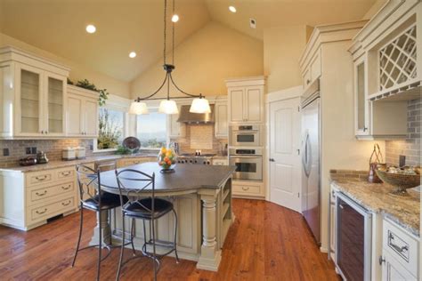 Modern Vaulted Ceiling Kitchen - Homedecorations