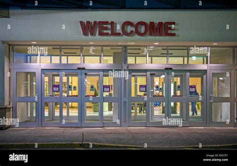 Night door entrance hi-res stock photography and images - Alamy