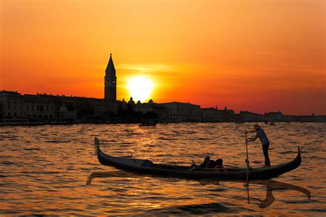 Venice night gondola ride