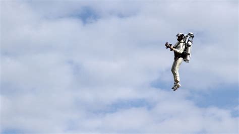 Pilots report seeing 'guy in a jet pack' at 3,000ft above Los Angeles ...