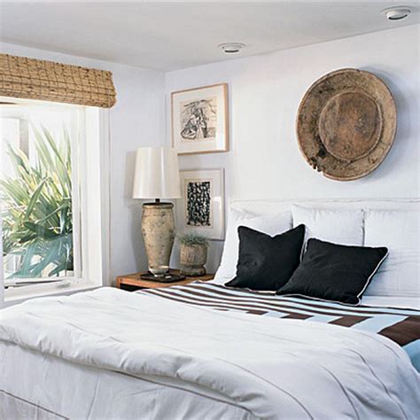 Decorating Bedrooms with White Walls