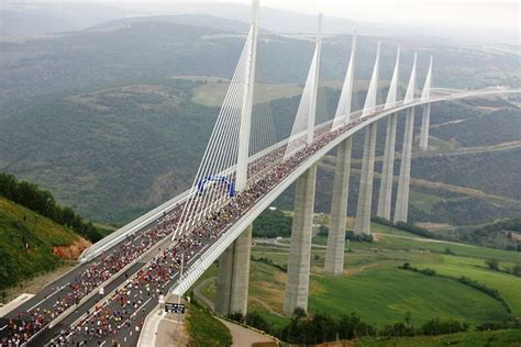 O Viaduto de Millau É uma grande ponte suspensa por cabos que facilita ...