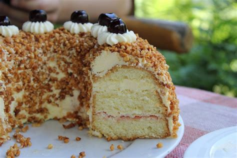 Recipe for classic Frankfurter Kranz with sponge cake, butter cream and ...