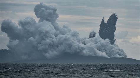 Anak Krakatau volcano shrinks to quarter-size – DW – 12/29/2018