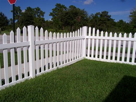 White vinyl Picket Fence