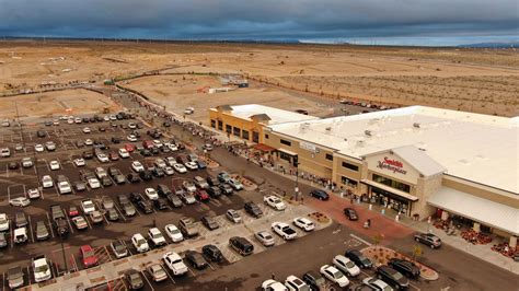 Las Vegas shoppers wait in line at grocery store — VIDEOS | Local Las ...